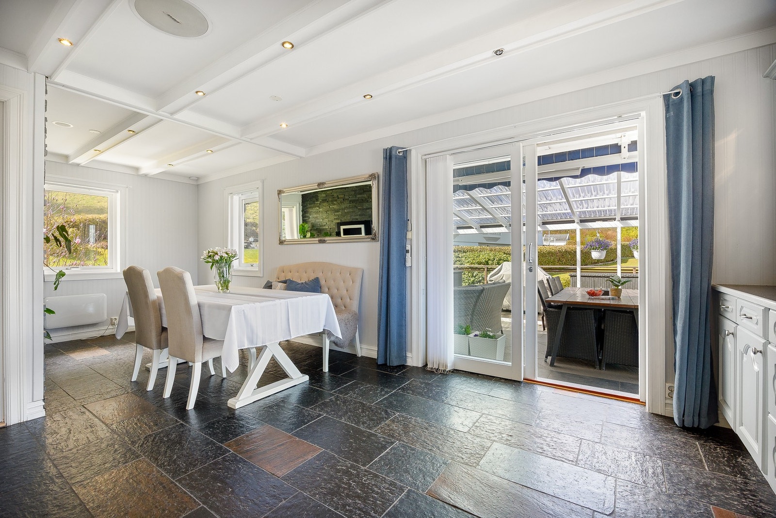 Fra kjøkken/spisestue får du adkomst til boligens flotte og solrike terrasse. Galleribilde