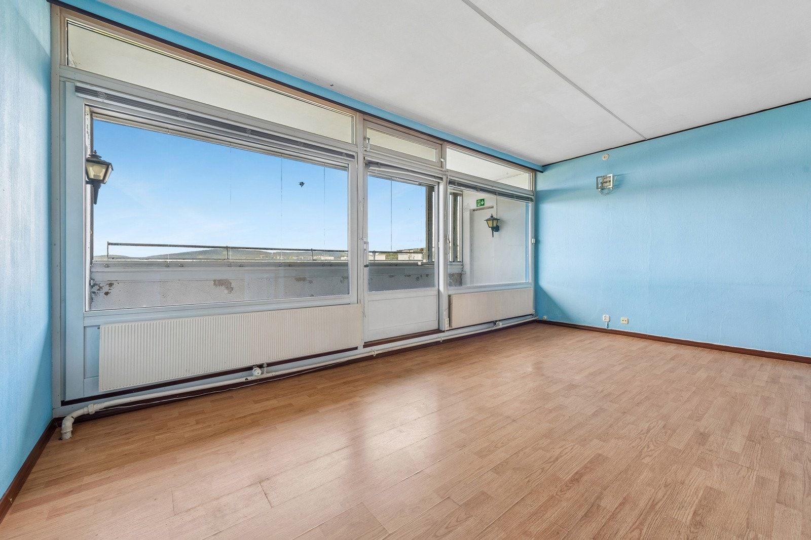 I stuen er det plass til både sittegruppe og spisebord. Galleribilde