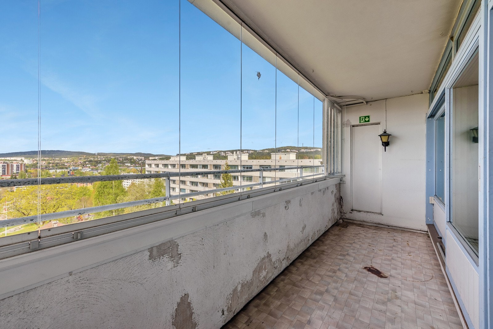 Innglasset balkong på ca. 7 kvm med flott utsikt. Galleribilde
