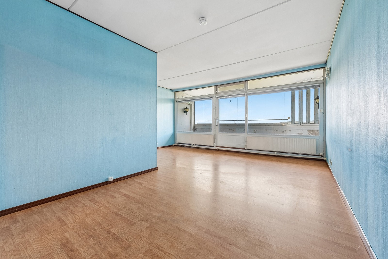 Stor og åpen stue med utgang til balkong. Galleribilde