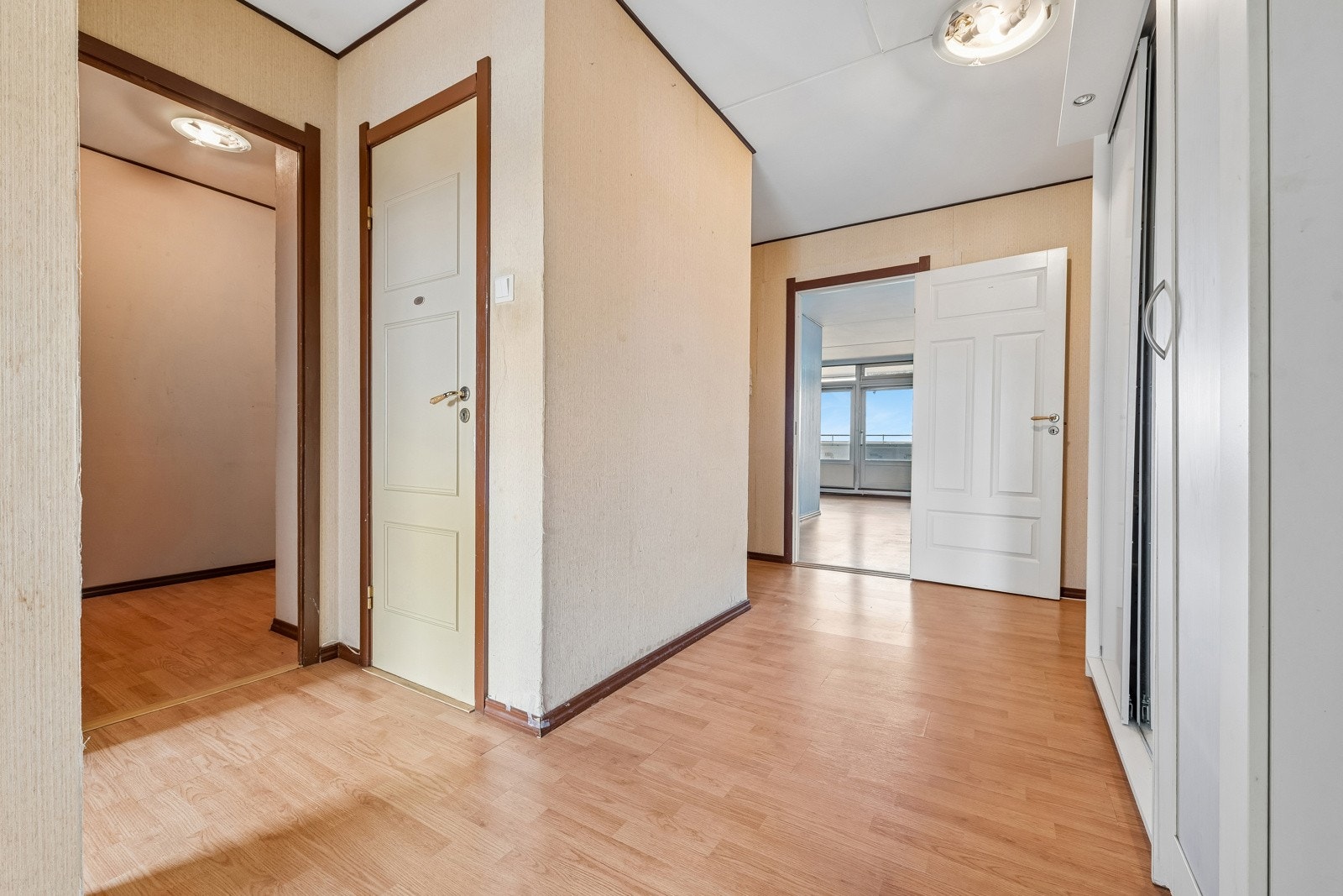 Romslig entre med god plass til å henge fra seg yttertøy og sette fra seg sko. Galleribilde