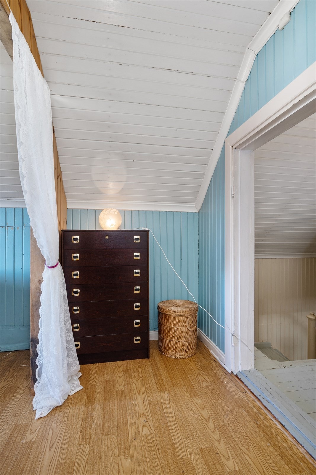 Alkoven i andre etasje gir ekstra plass til oppbevaring eller en liten arbeidsplass. Galleribilde
