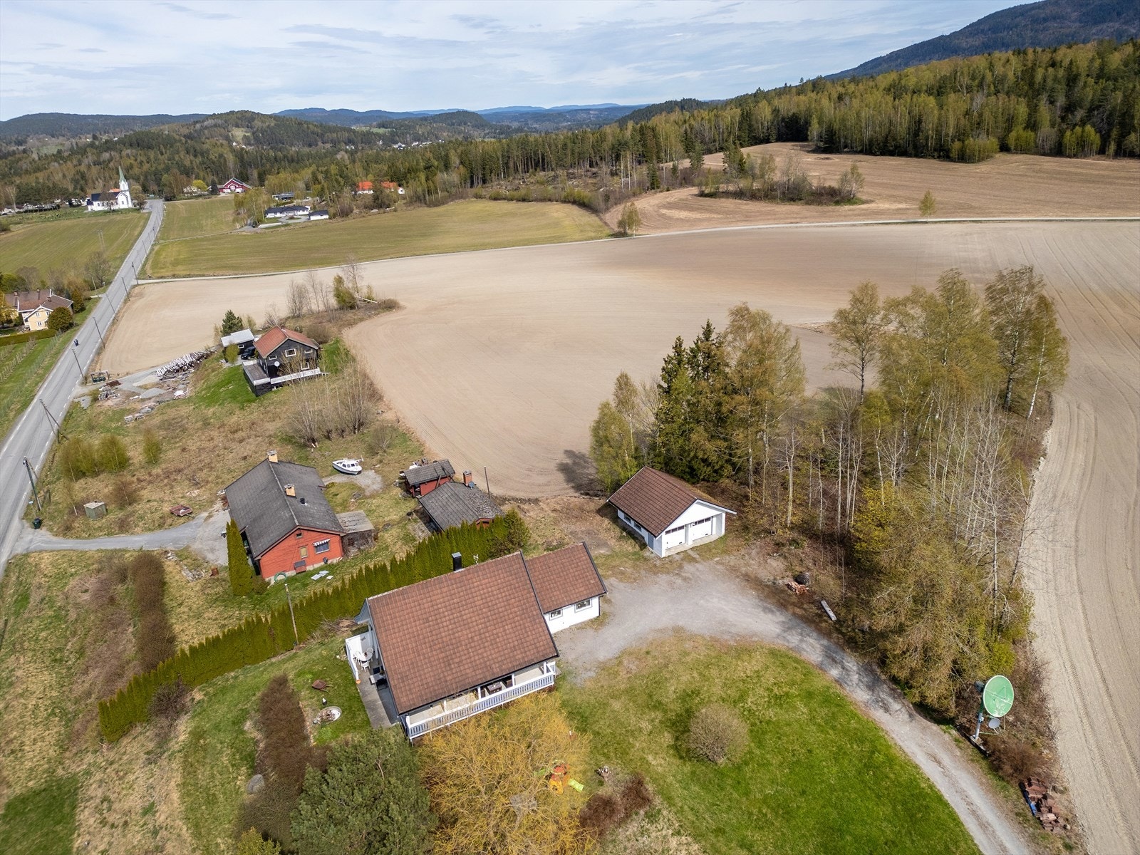 Fra eiendommen er det kort vei til skog og mark med gode turmuligheter. Galleribilde