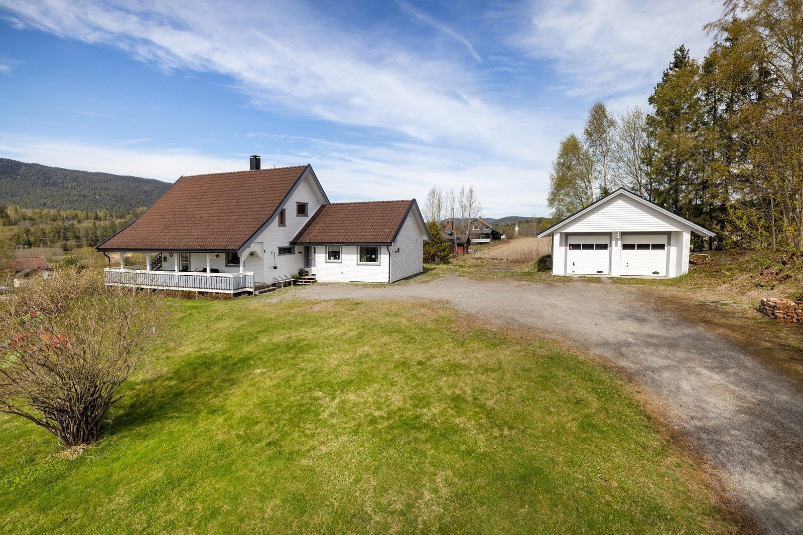 Enebolig med stor, opparbeidet tomt og en frittstående dobbelgarasje fra 2000. Galleribilde