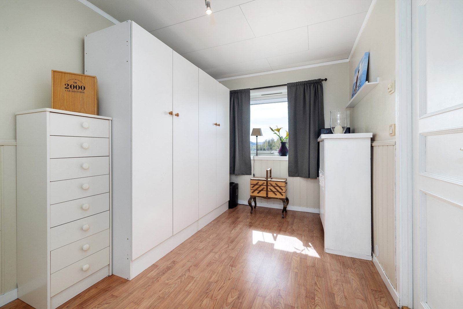 Innredet rom har plass til garderobeskap og seng. Galleribilde