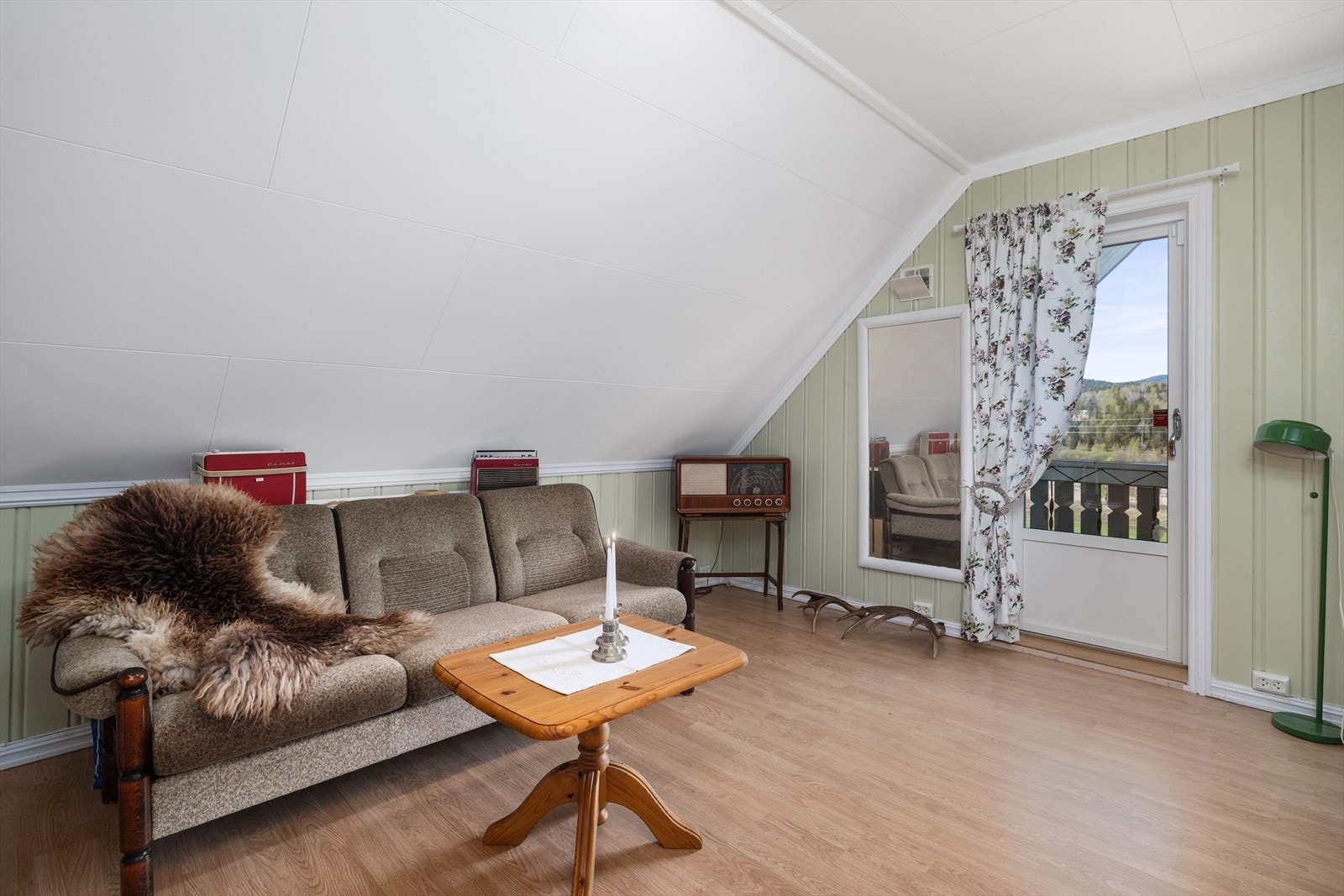 Fra loftstuen er det utgang til en egen balkong. Overflatene i andre etasje har behov for rehabilitering. Galleribilde