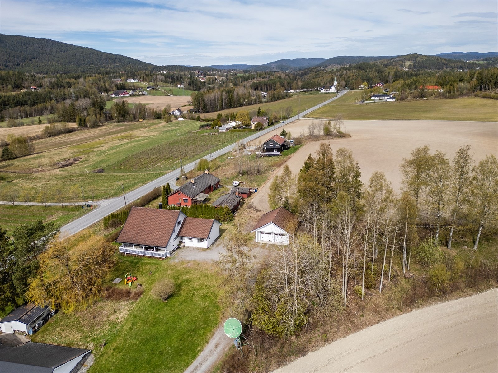Området er preget av spredt bebyggelse og landbruk. Galleribilde