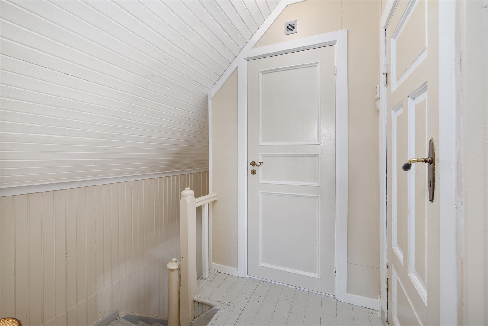 Trapperommet i andre etasje leder inn til loftstuen og de øvrige rommene. Galleribilde