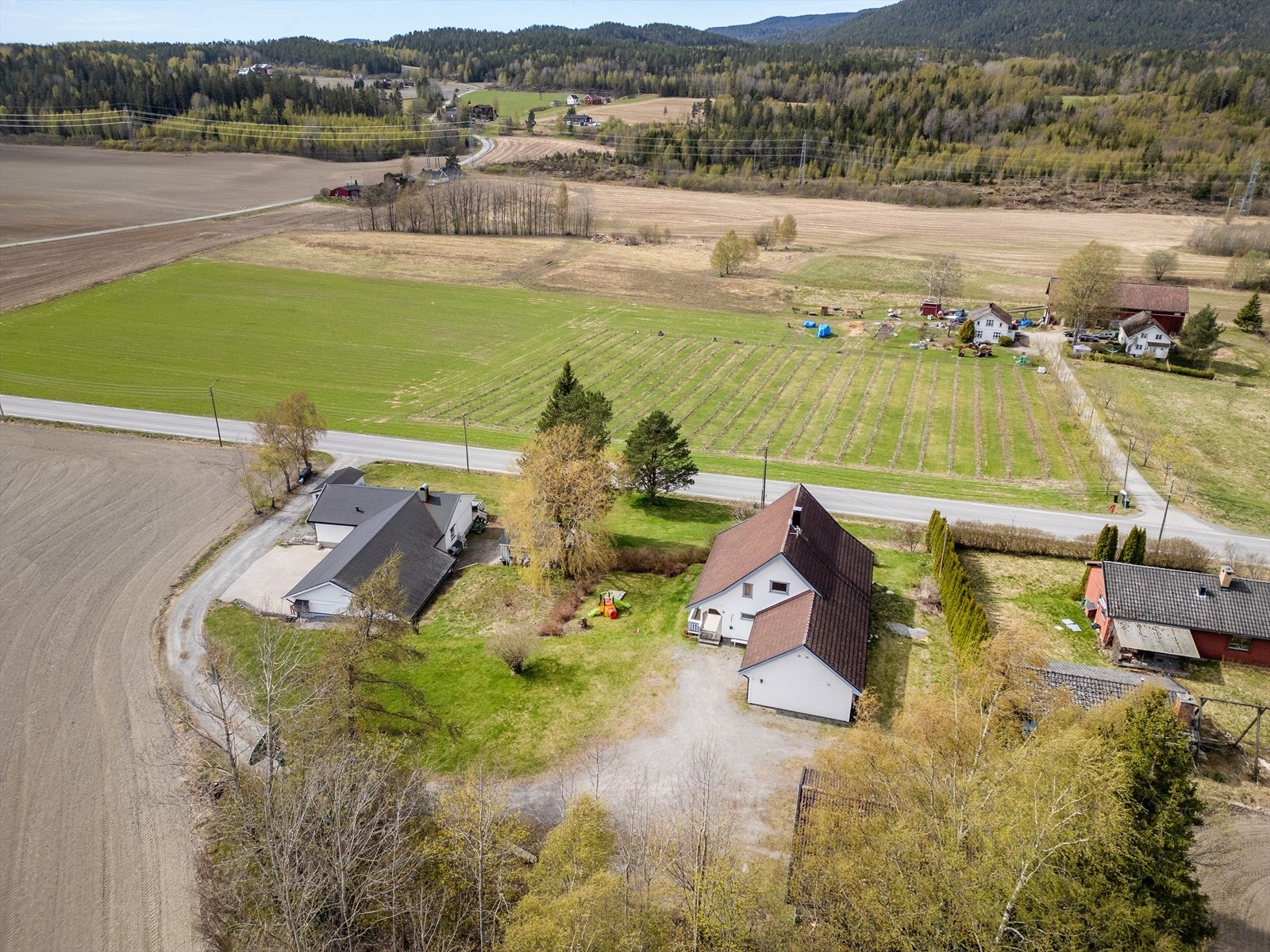 Eiendommen ligger i et stille og rolig nabolag, ideelt for de som søker fred og ro. Galleribilde