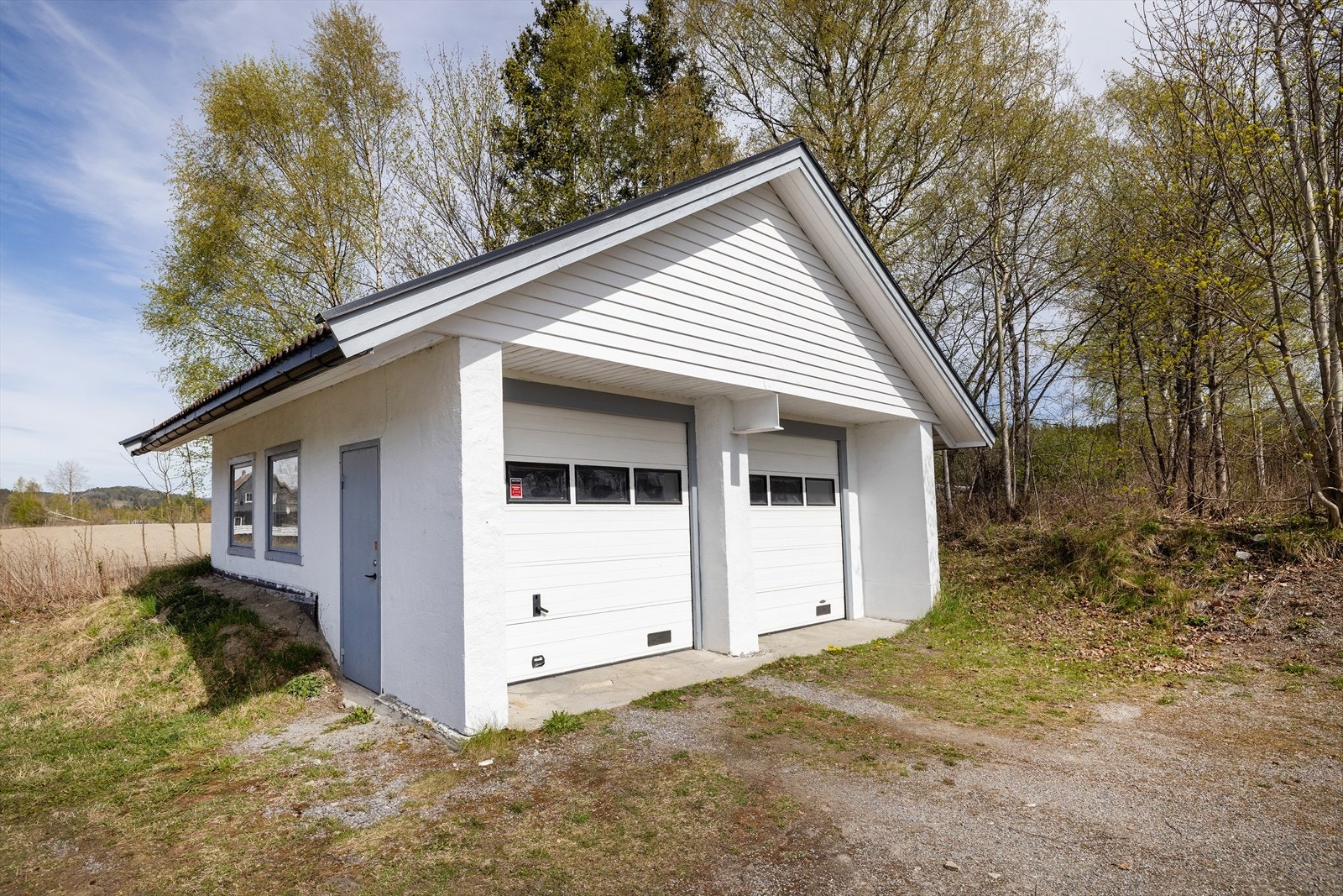 Den romslige dobbelgarasjen har støpt gulv, leddporter i stål og egen gangdør. Galleribilde