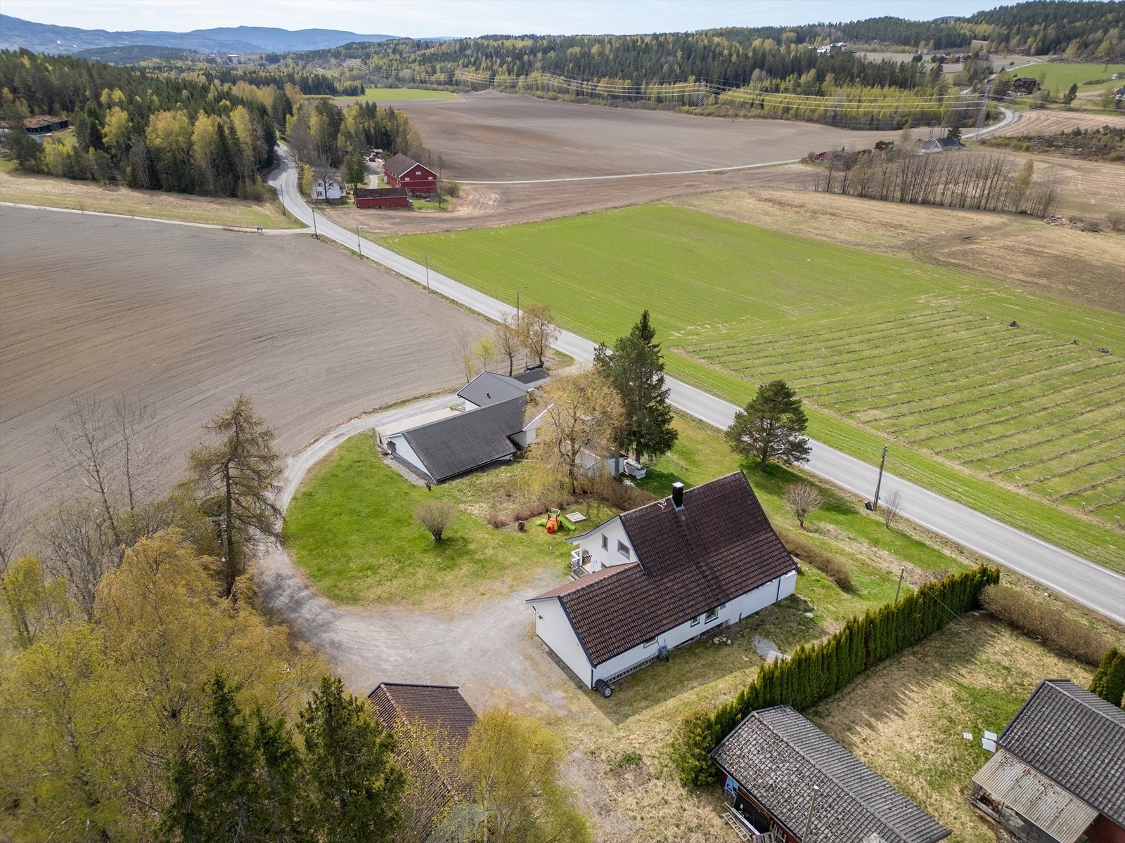 Luftfoto som viser boligens plassering i terrenget. Galleribilde