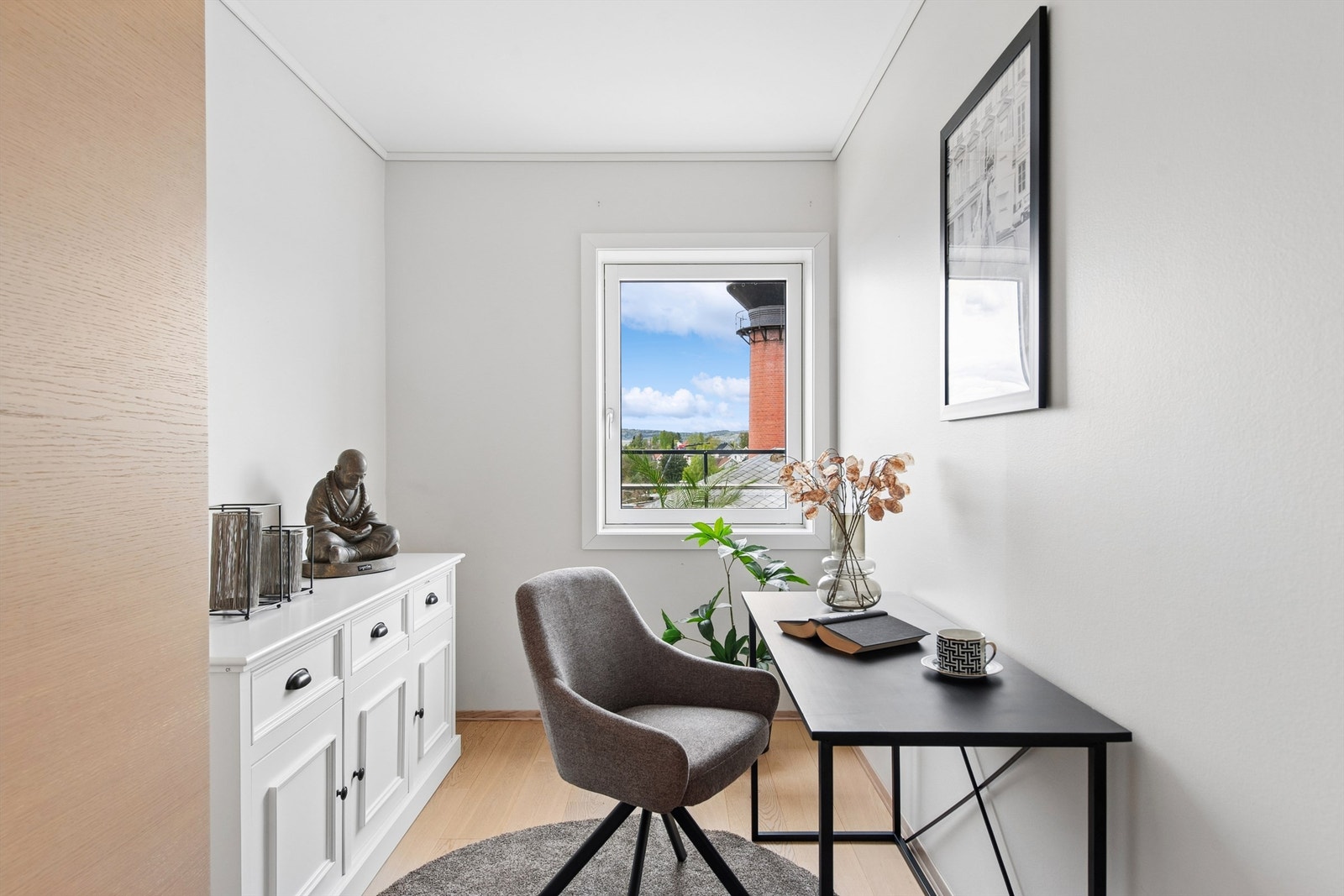 Leiligheten har 3 soverom. Her soverom 2 som egner seg fint som f.eks. kontor. Galleribilde