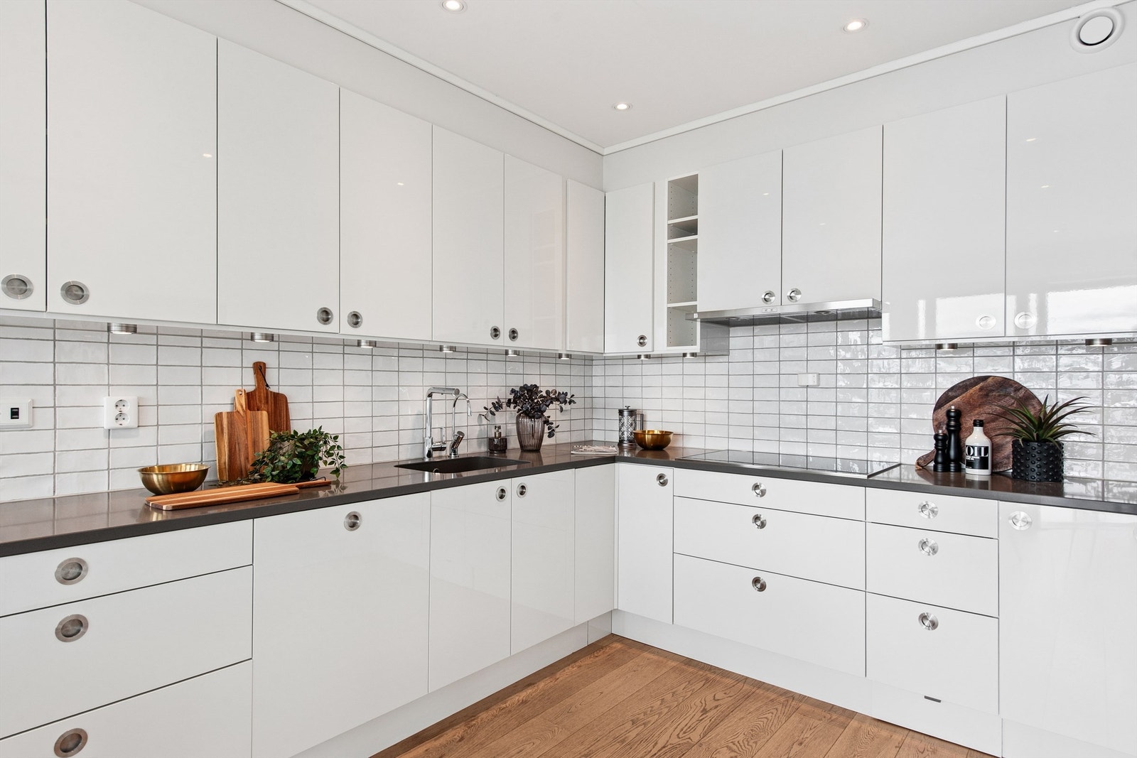 Kjøkkenet er fra byggeår med innredning fra HTH. Det er Quooker ved kjøkkenvasken. Galleribilde