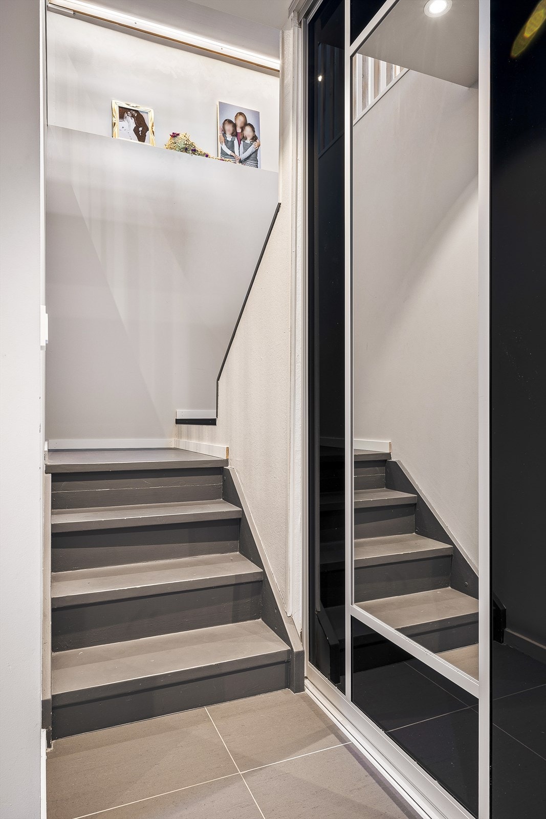 Trapperommet har lagringsplass under trappen og en malt tretrapp som binder etasjene sammen. Galleribilde