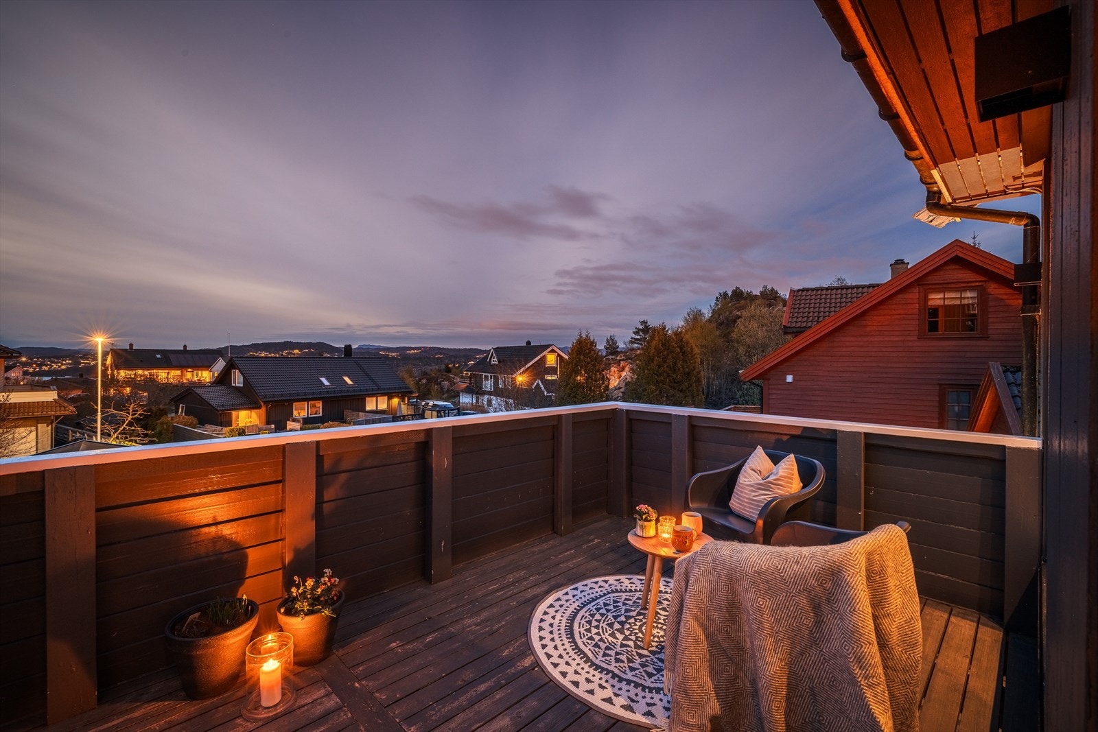 Fra stuen i andre etasje er det utgang til en østvendt terrasse. Galleribilde