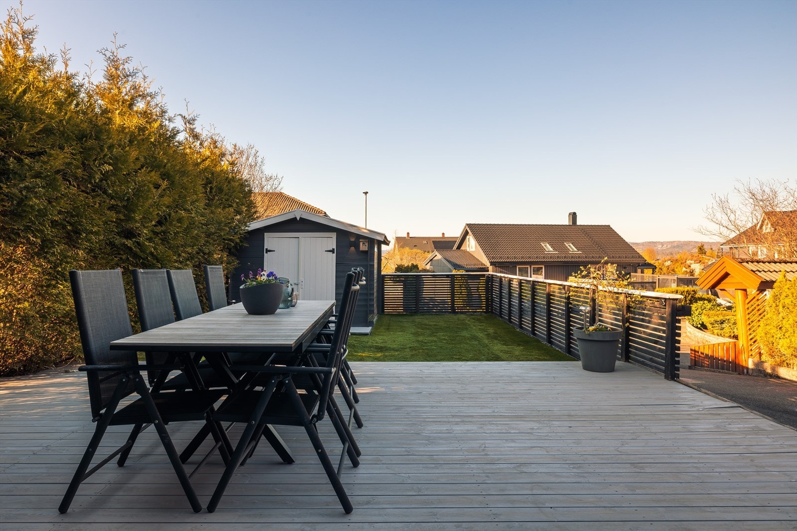 Den store terrassen på bakkeplan har god plass til langbord og sosiale soner. Galleribilde