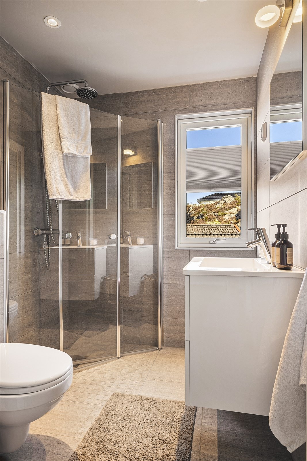 Badet i andre etasje ble også renovert i 2016, med fliser og varmekabler i gulvet. Galleribilde