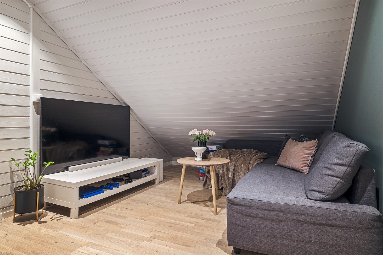 Overflatene på loftet består av parkett på gulv og panel i himling. Galleribilde