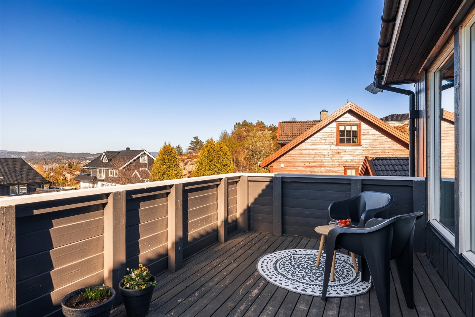 Terrassen utenfor stuen har plass til en sittegruppe. Galleribilde