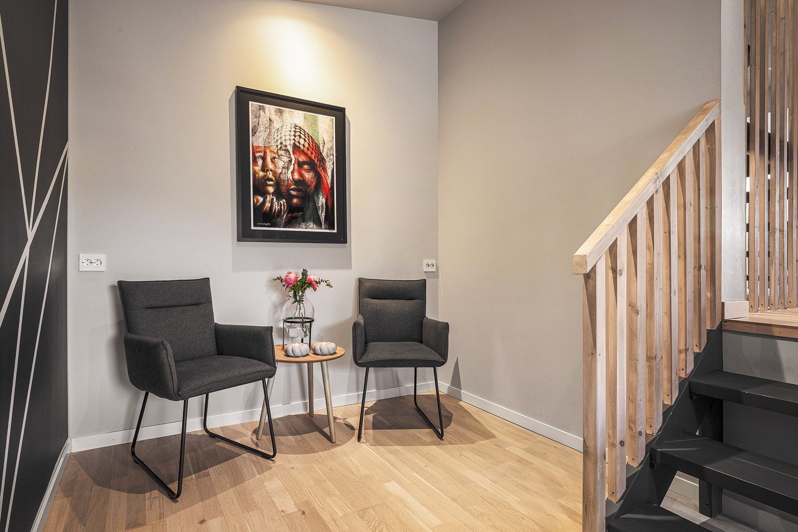Den malte tretrappen med rekkverk og spilevegg er et gjennomgående element i boligen. Galleribilde