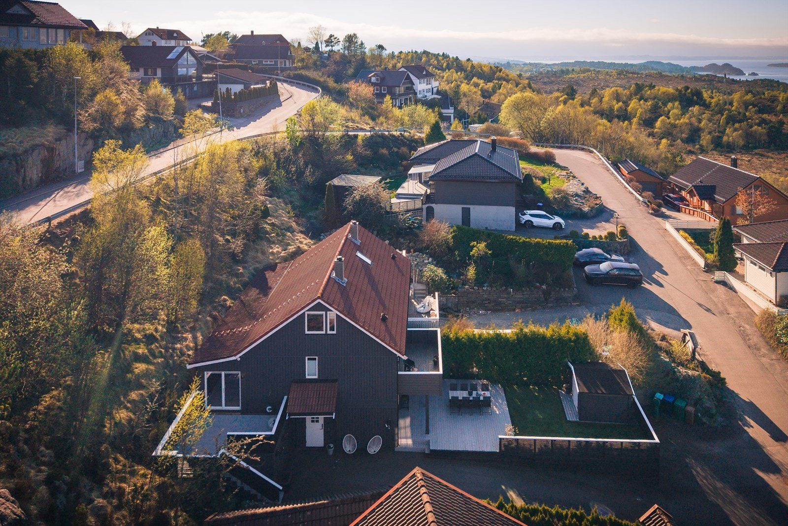 Ytterveggene er kledd med stående trepanel, og taket er tekket med betongstein. Galleribilde