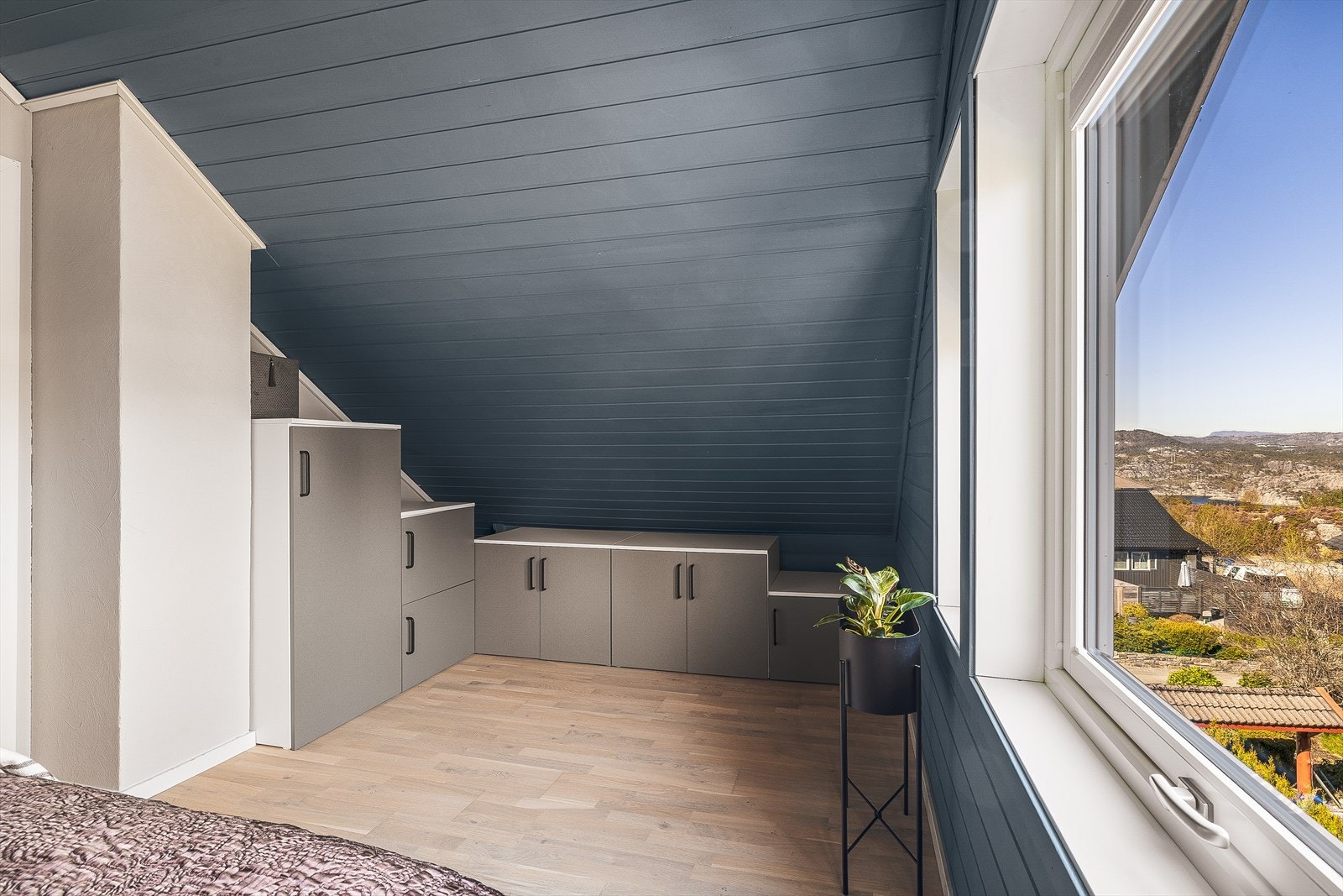 De plassbygde skapene utnytter plassen under skråtaket effektivt. Galleribilde