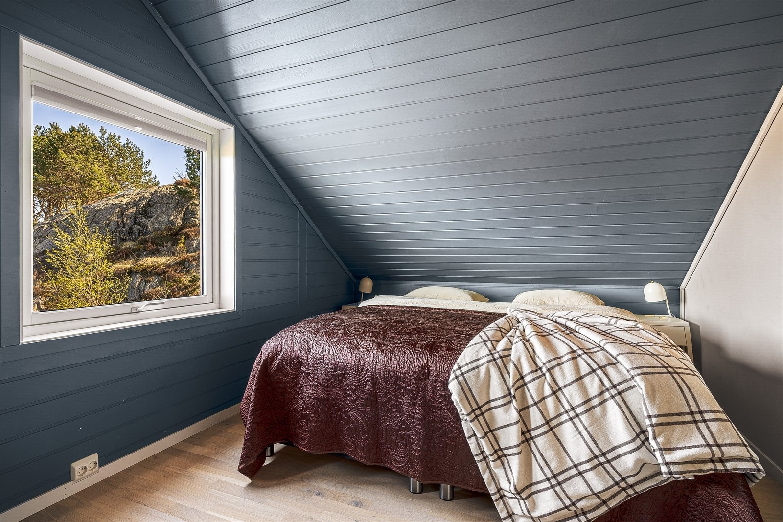Rommet har plass til dobbeltseng og er holdt i en mørk og lun fargetone. Galleribilde