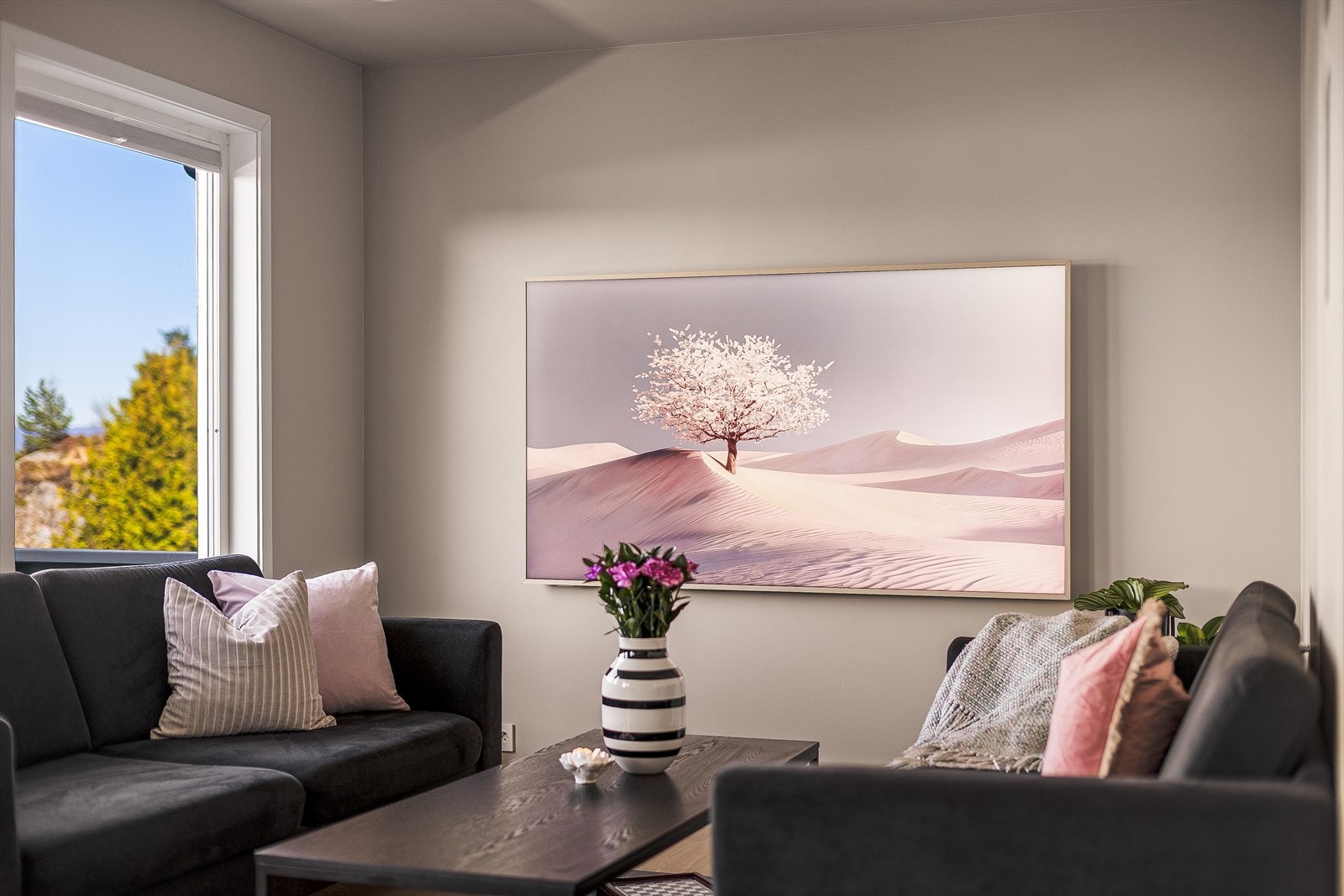 Stuen har god plass til en romslig sofagruppe. Galleribilde