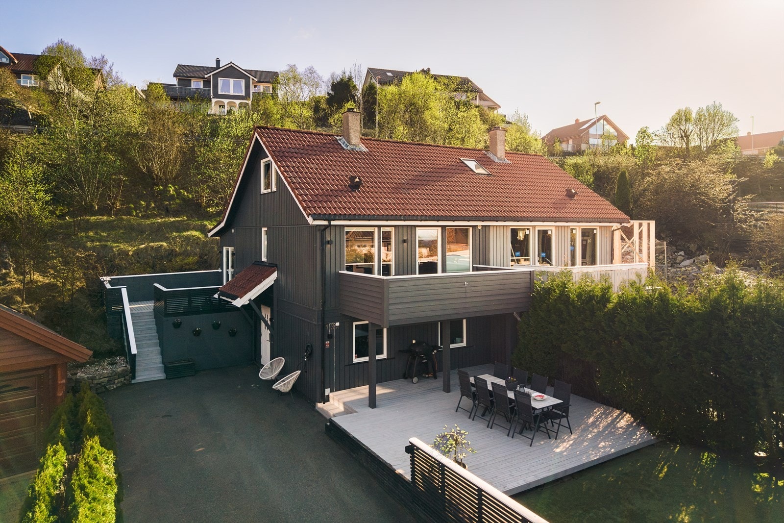Boligen har en attraktiv og barnevennlig beliggenhet på Hjelteryggen. Galleribilde
