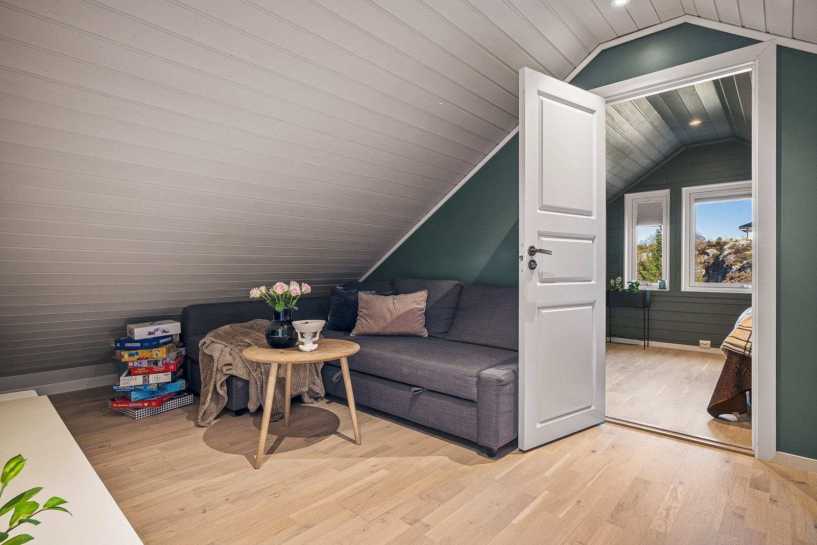Loftstuen gir ekstra plass og fleksibilitet. Merk at deler av arealet har lav takhøyde. Galleribilde