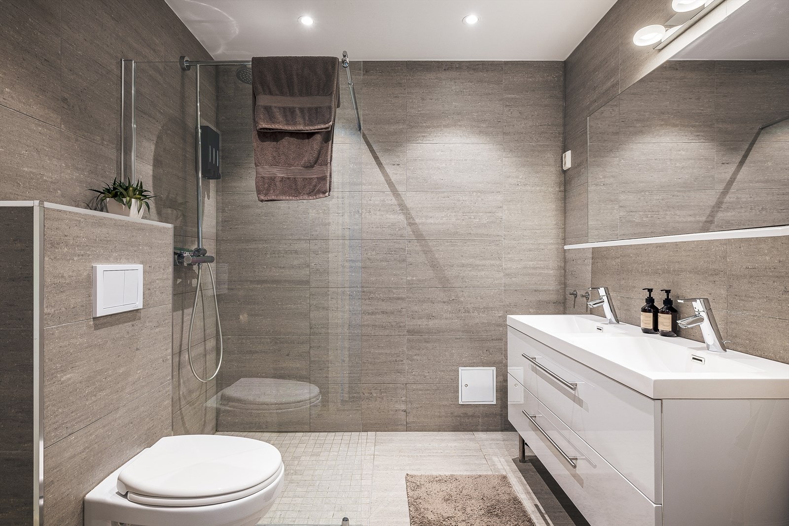 Badet i første etasje ble renovert i 2016. Det har fliser på gulv og vegger, samt varmekabler i gulvet. Galleribilde