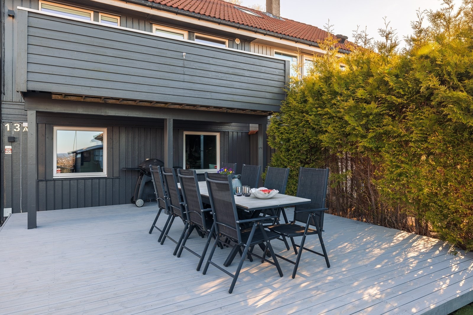 Uteplassen er skjermet og har enkel adkomst fra gårdsplassen. Galleribilde