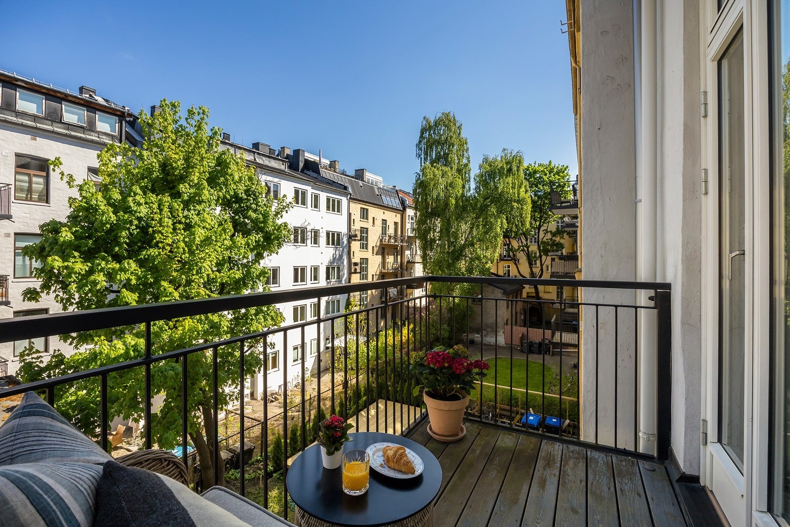 Elegant og klassisk 3-roms selveier med stukkatur, nordvestvendt balkong og attraktiv beliggenhet! Galleribilde
