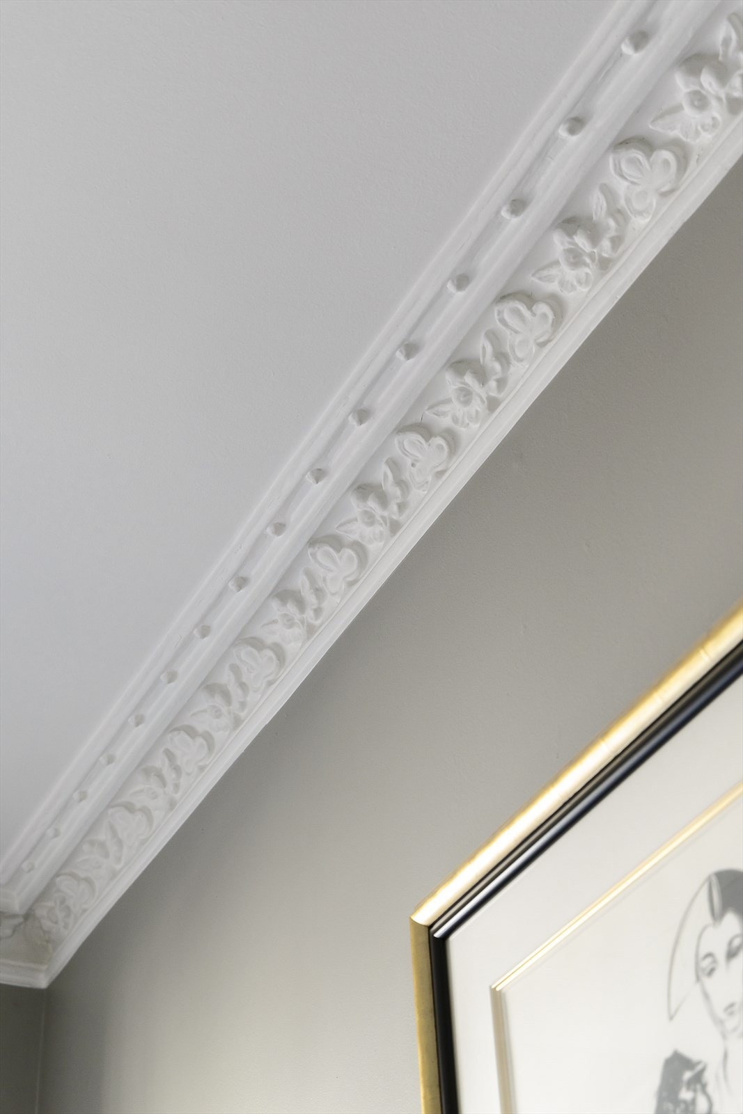 Spisestuen er et svært sjarmerende rom med klassiske detaljer og vakker stukkatur som understreker leilighetens historiske preg. Med en takhøyde på ca. 3,06 meter oppleves rommet som luftig og elegant. Galleribilde