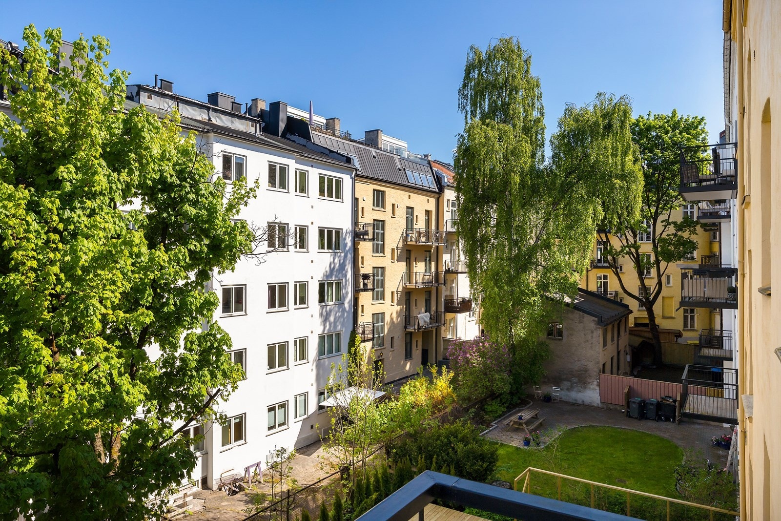 Dette er et hyggelig uterom som fungerer som en fin forlengelse av spisestuen i sommerhalvåret. Balkongen ble etablert rundt 2006 i regi av sameiet. Galleribilde
