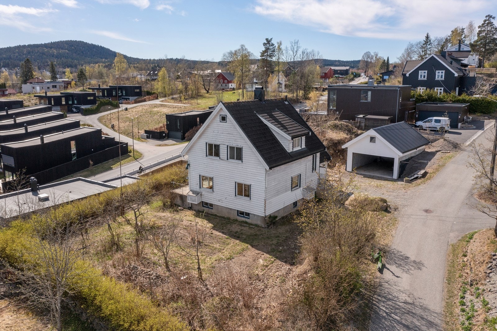 Boligen har en herlig beliggenhet med flott utsikt og gode solforhold. Her har du stort potensiale for å skape et flott hjem. Galleribilde