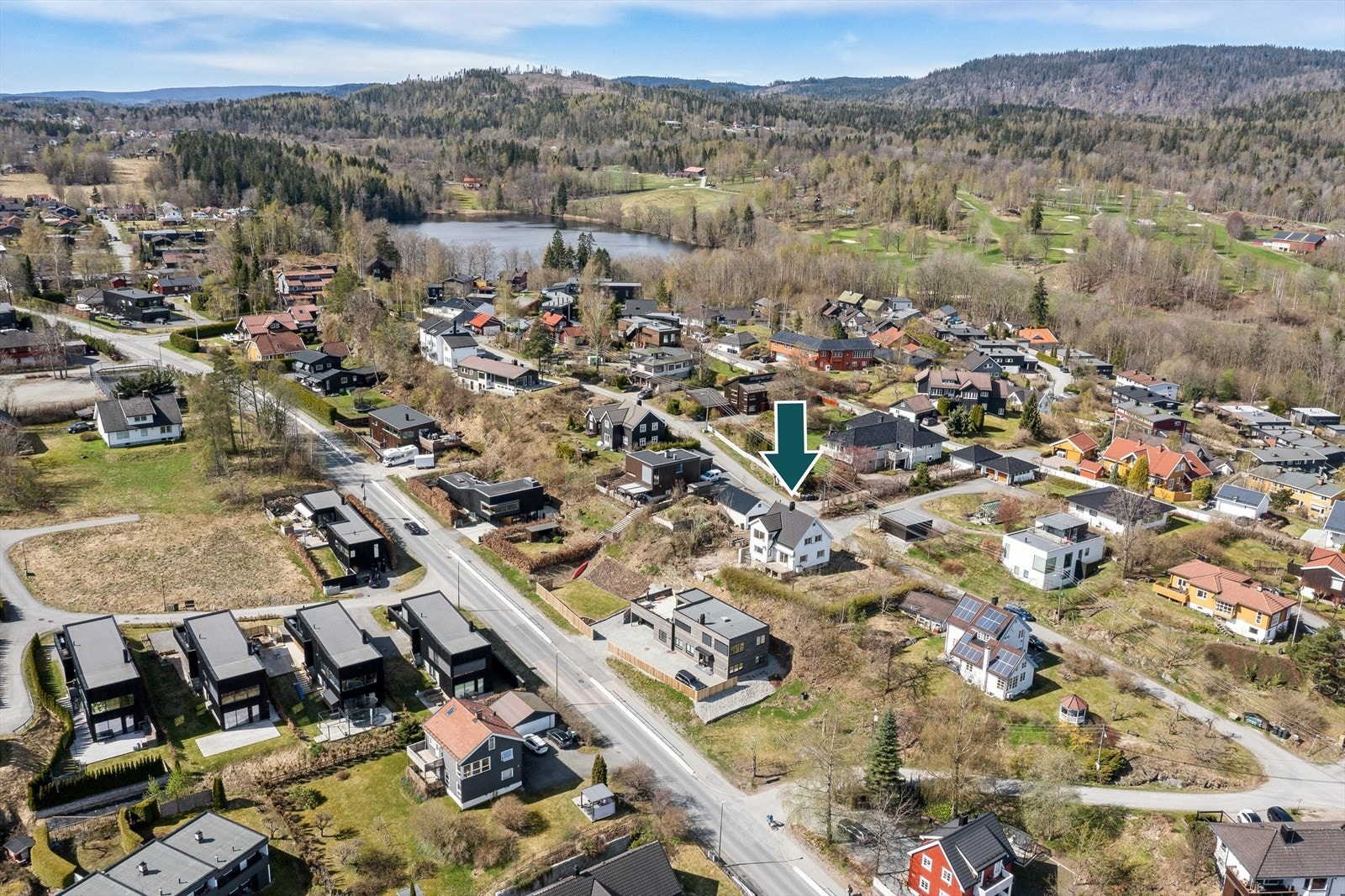 Eiendommen ligger på en særdeles solrik tomt. Galleribilde