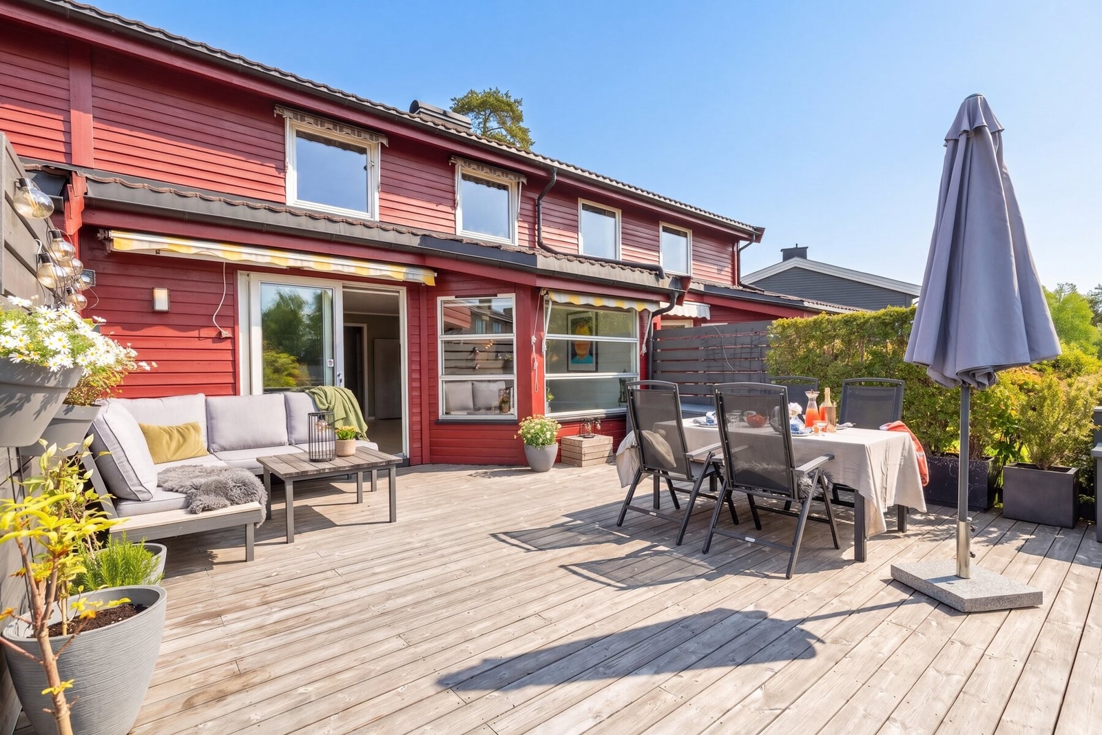 Boligen ligger i et rolig og barnevennlig sameie med grønne fellesarealer og kort vei til skole, buss og marka. Galleribilde