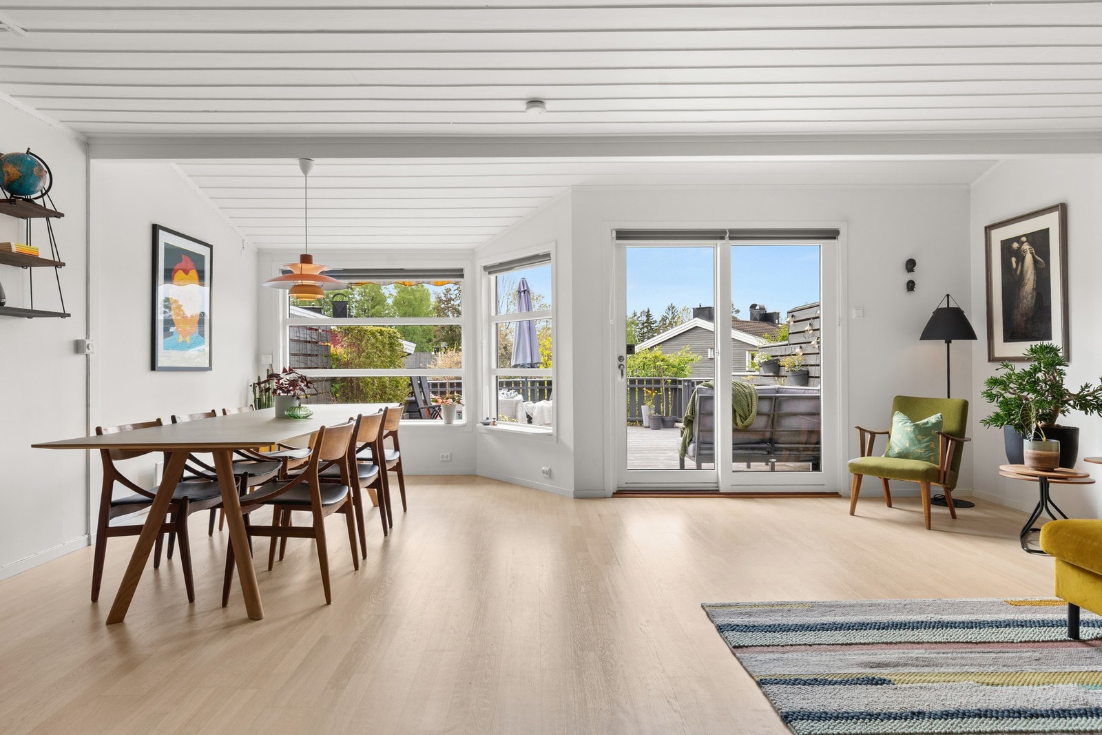 Store vinduer og en skyvedør vender direkte mot terrassen, og slipper inn lys fra vest gjennom store deler av dagen. Galleribilde
