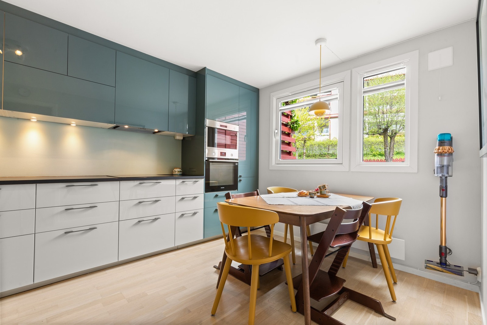 Mørk laminat benkeplate. Galleribilde