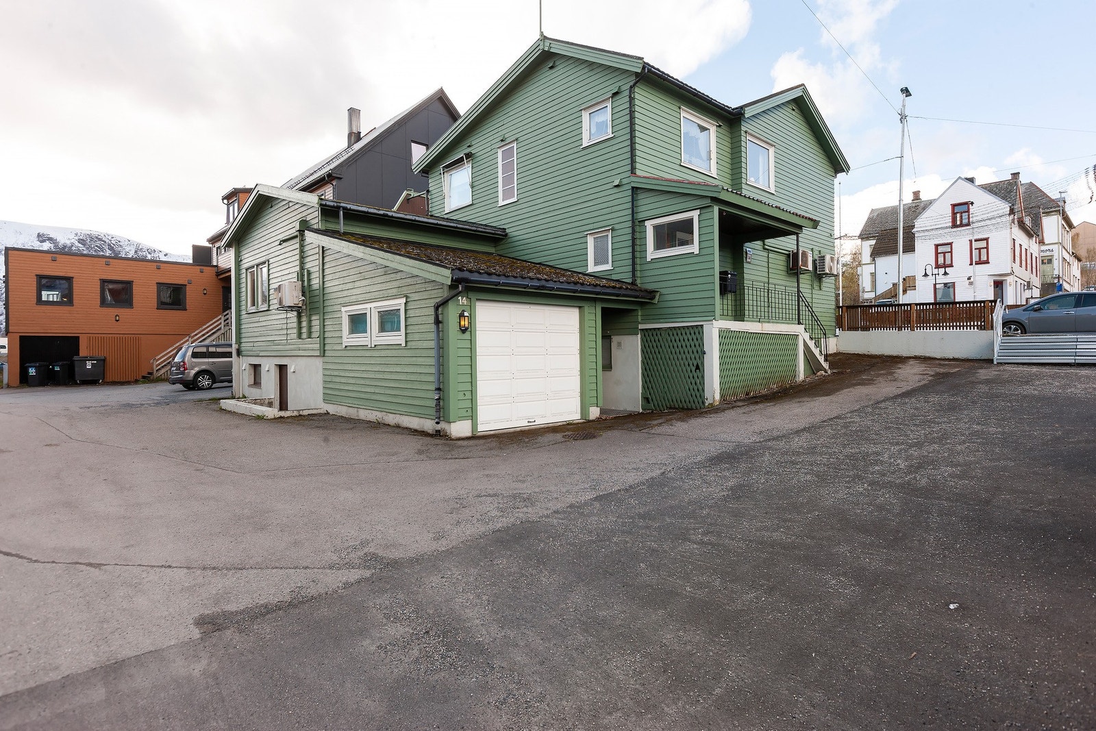 Tilhørende garasje med oppstillingsplass. Galleribilde