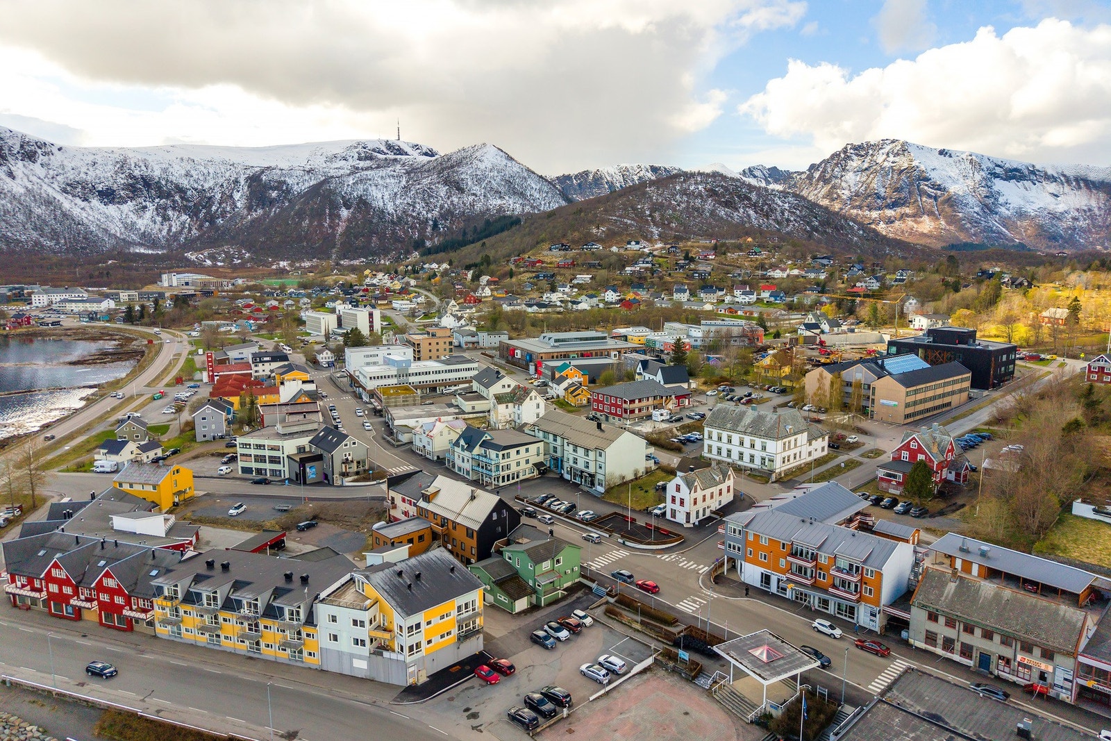 Gode transportmuligheter med nærhet til buss, Hurtigruten og flyplass. Galleribilde