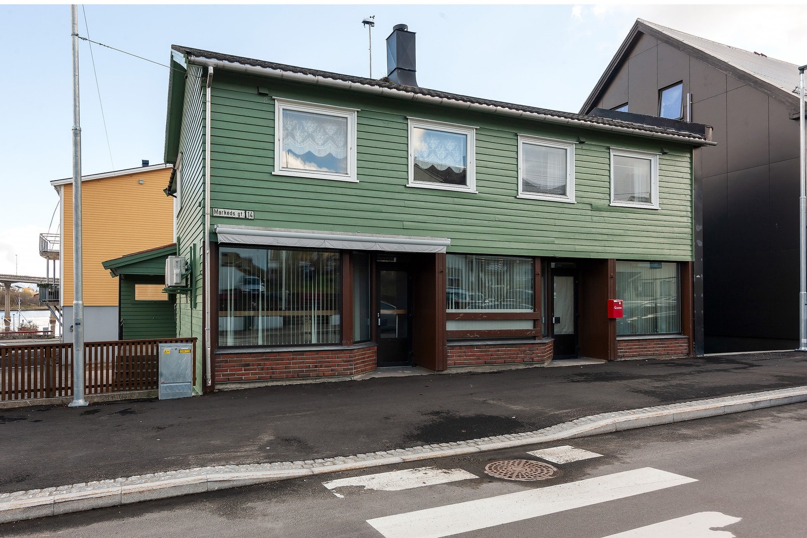 Eiendommen har tidligere huset den velkjente Rønning Kiosken , en kjent møteplass med lang historie. Galleribilde