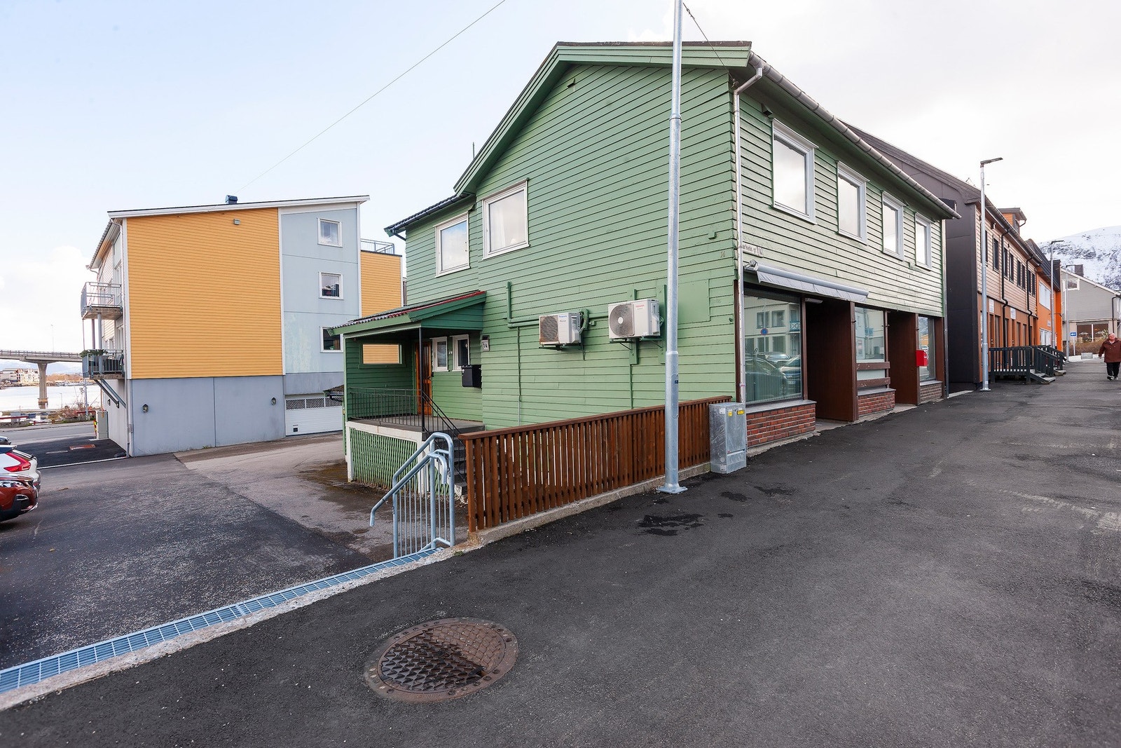 Fasade med inngangsparti til leiligheten. Galleribilde