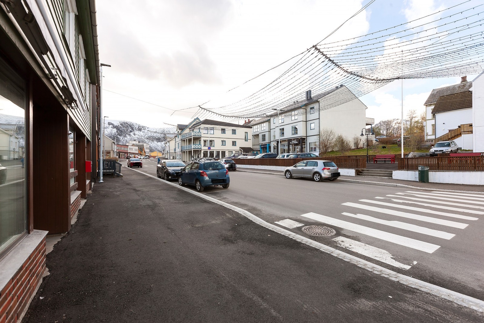 Den sentrale plasseringen gir svært god synlighet, enkel adkomst og nærhet til butikker og servicefunksjoner. Galleribilde