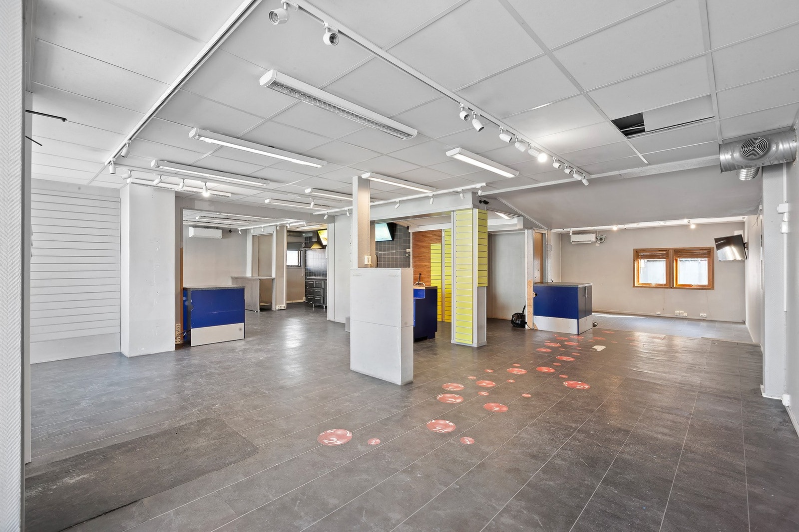Næringsdel. Lokalene kan tilpasses butikk, kontor, café, servicevirksomhet eller annen næringsaktivitet. (med forbehold om nødvendige godkjenninger ) Galleribilde