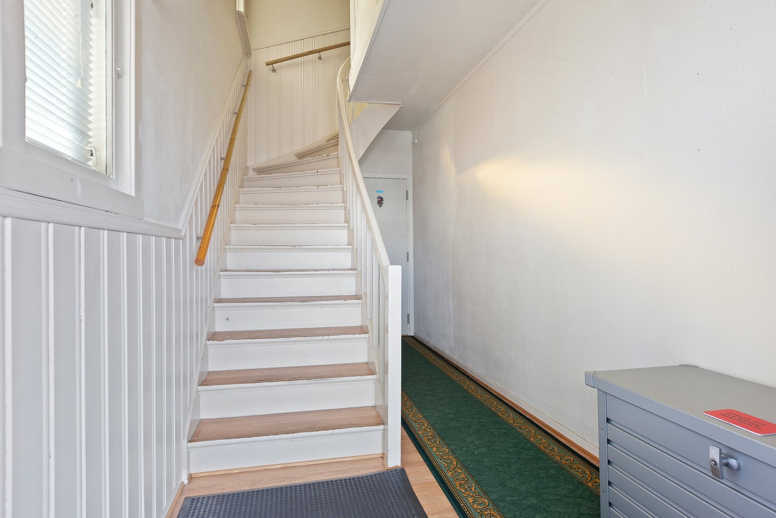 Entre med trapp til leilighet og inngang til næringsareal. Galleribilde
