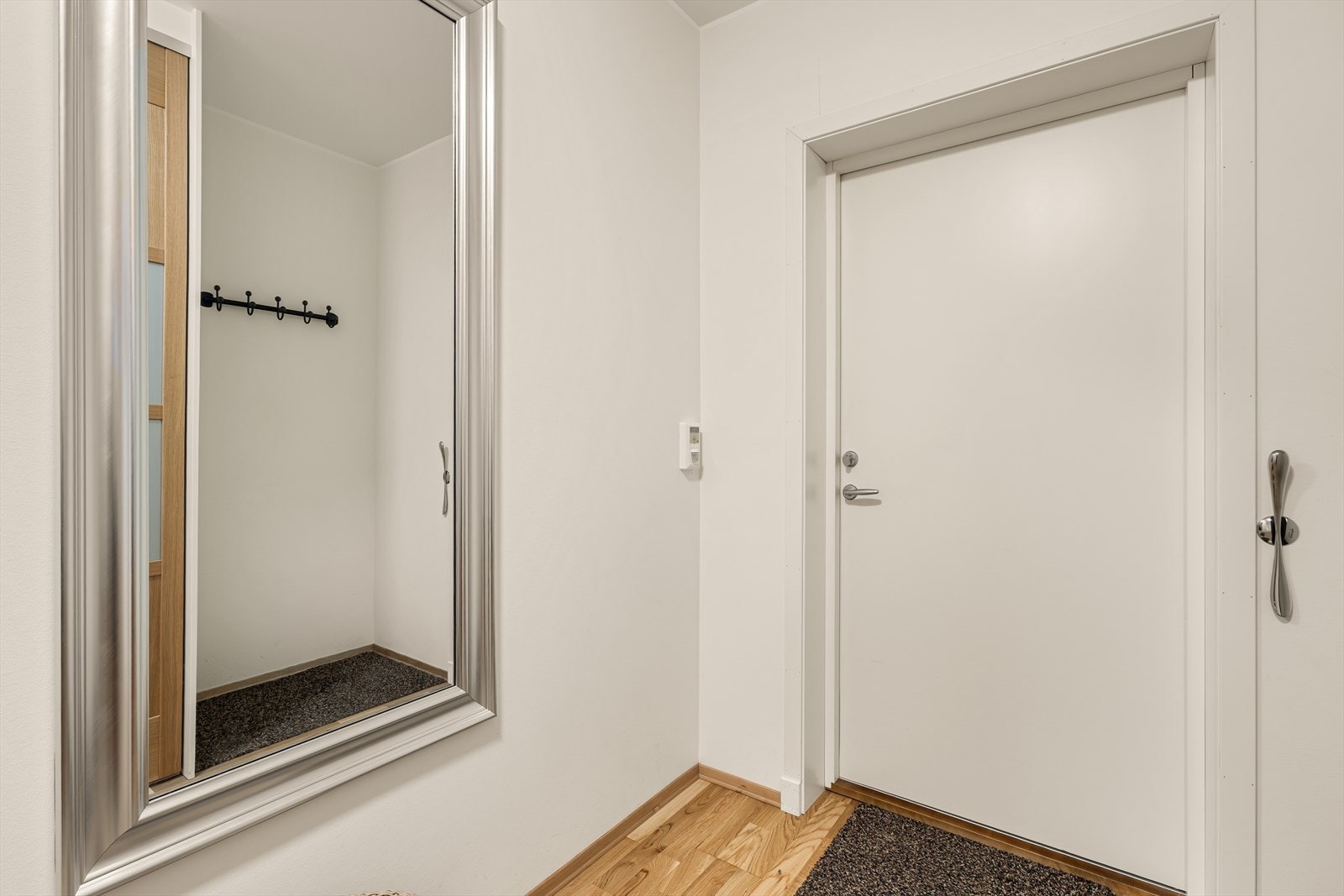 Entréen gir et godt førsteinntrykk av boligen, med en praktisk og funksjonell løsning. Galleribilde