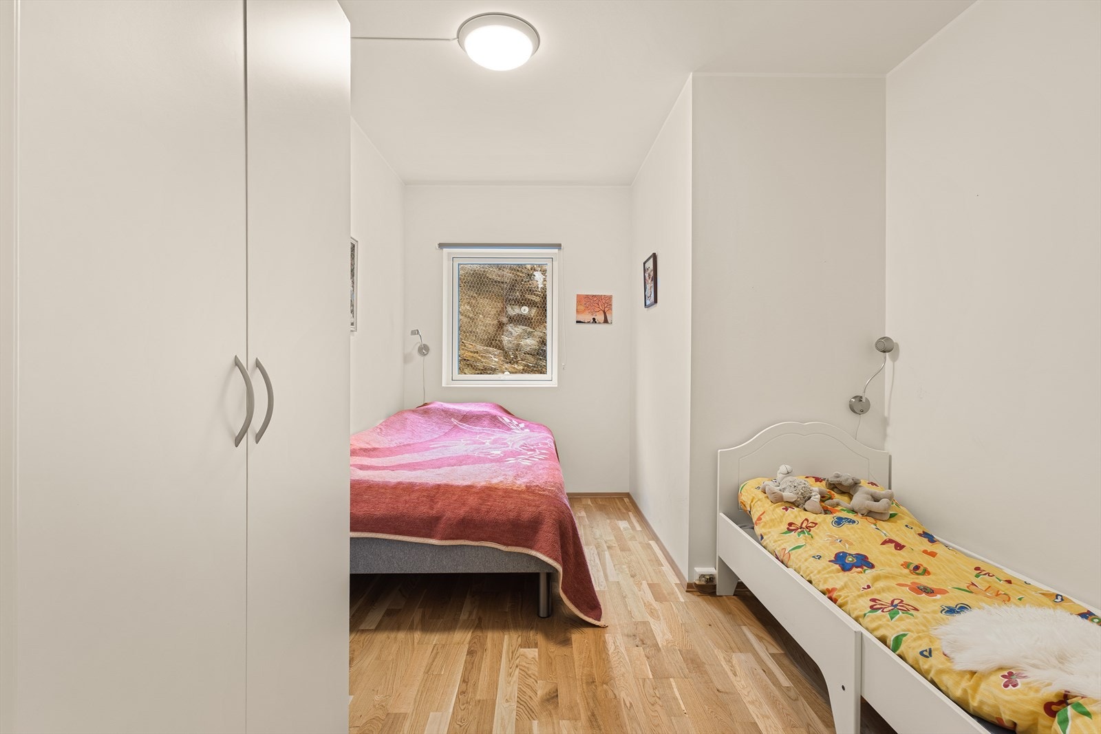 Soverom nummer to er også av god størrelse og kan enkelt innredes med større seng, nattbord og garderobeløsning. Galleribilde