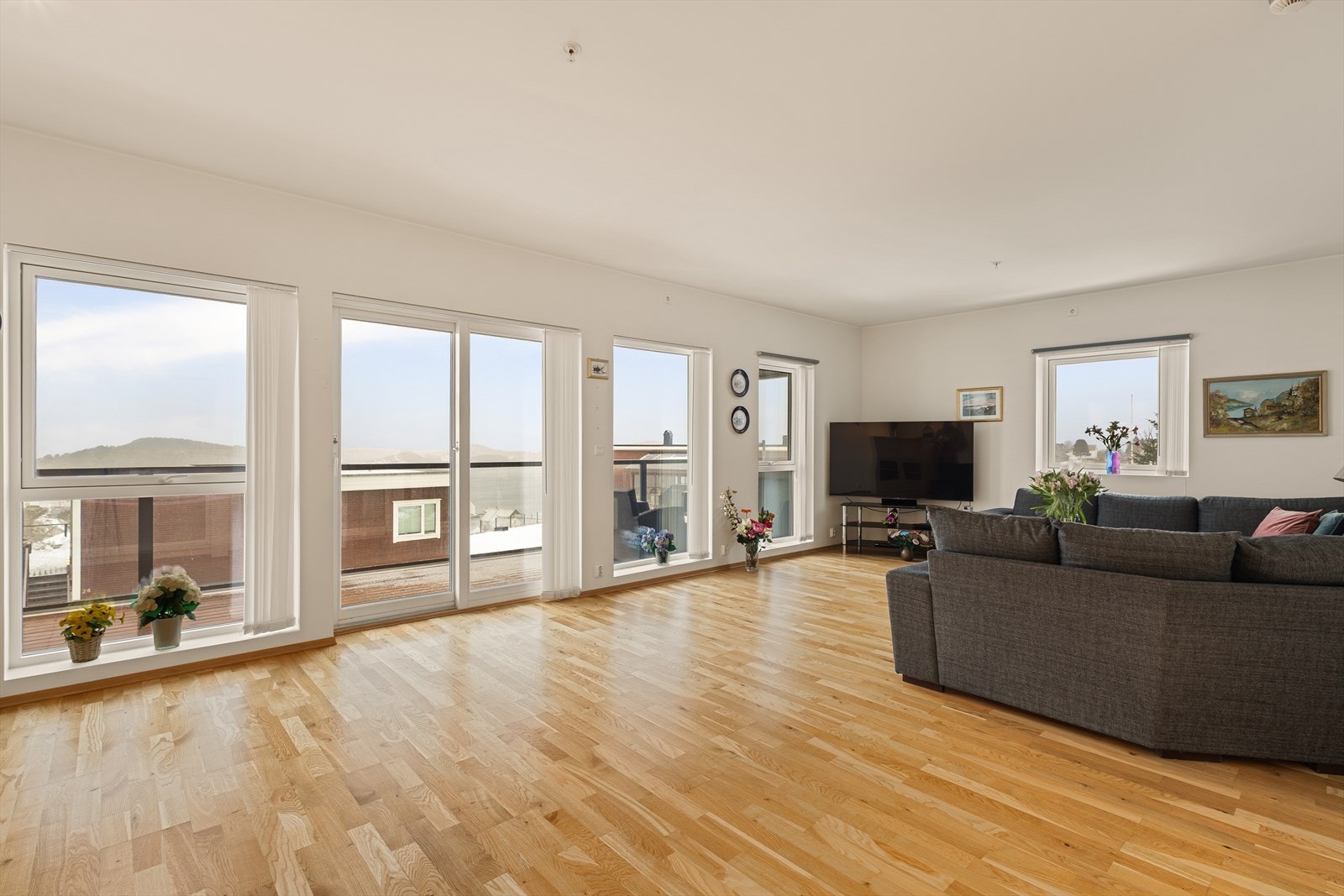 Stuen er på hele 32,8 m² og er lys og luftig, med god plass til både stor sofagruppe, salongbord og skjenk. Galleribilde